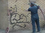 Graffiti wird gerade entfernt