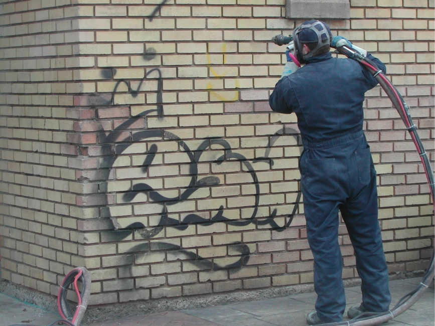 Graffiti wird gerade entfernt